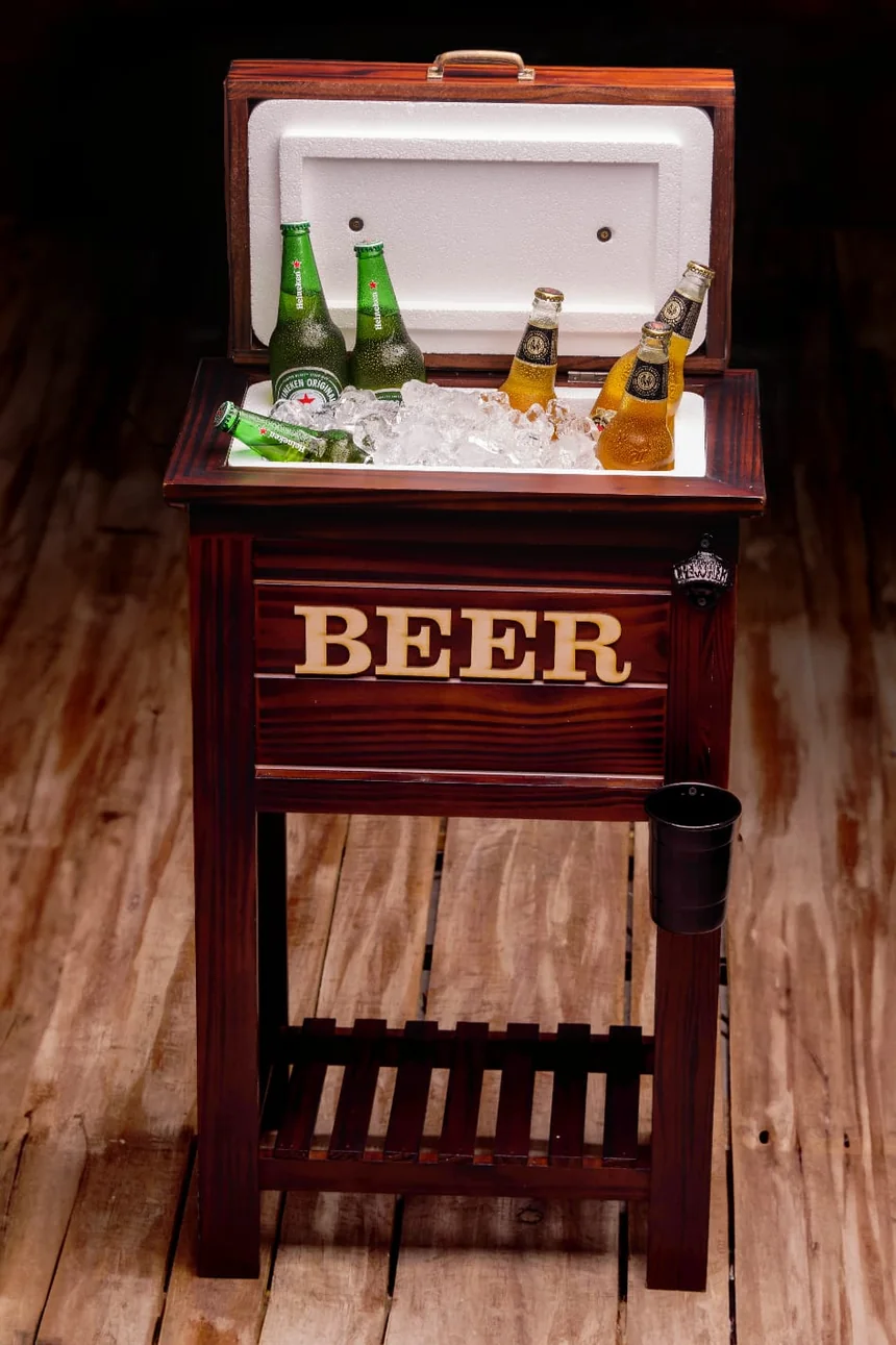 Conservadora de madera con hielo y botellas