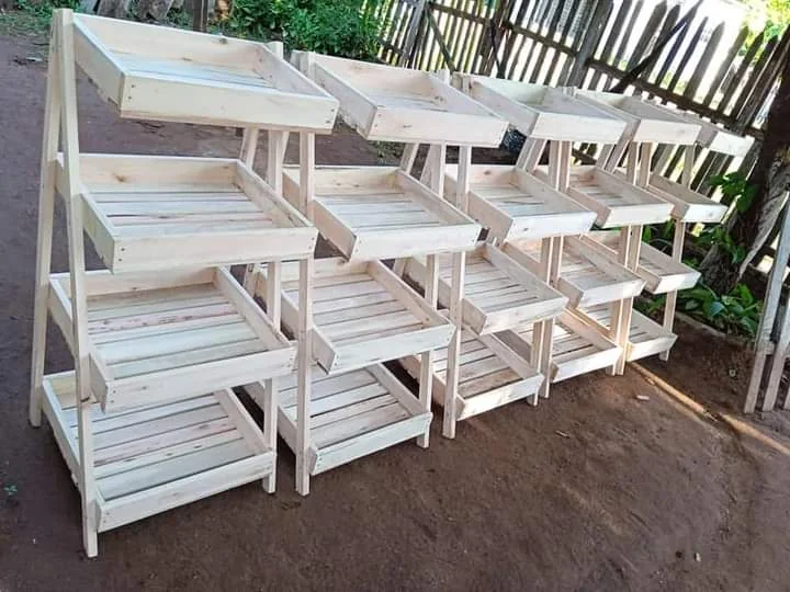 Exhibidores de madera de tres niveles para comercios