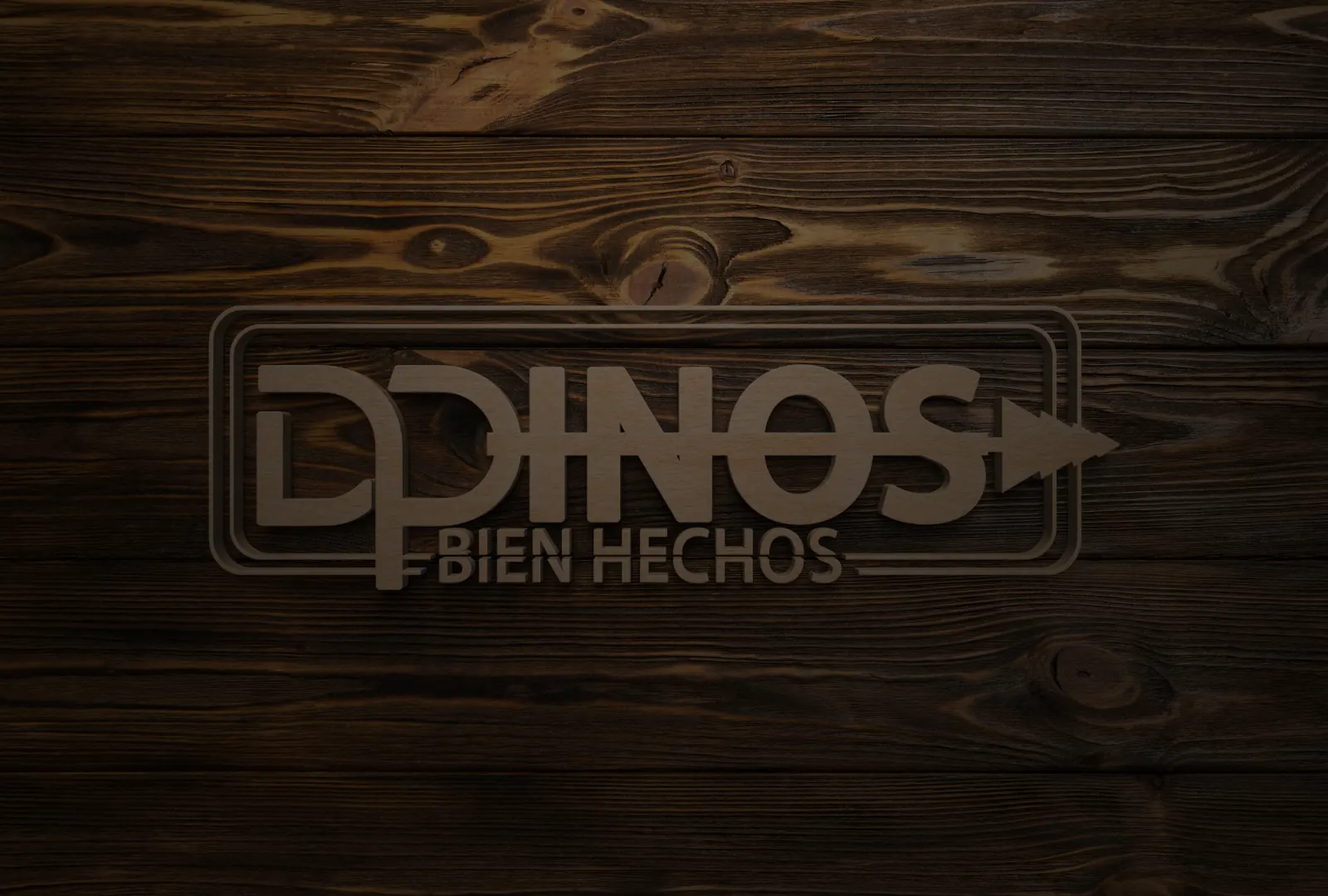 Logo de DPINOS tallado en madera de pino