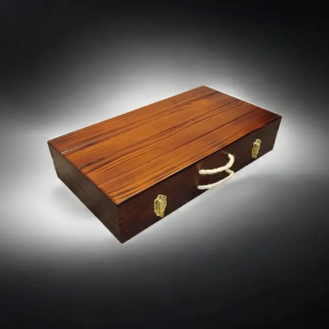 Maletín de madera con herrajes de bronce y manija de soga