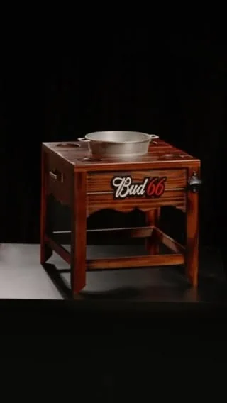 Mesa cervecera con marca grabada y balde