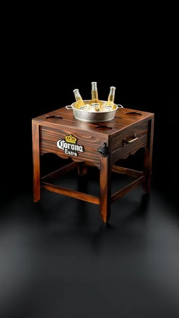 Mesa cervecera con marca grabada al frente