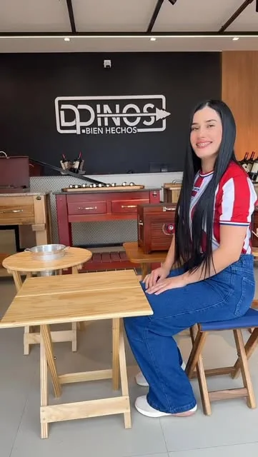 Salón de DPINOS con el cartel de la marca y las conservadoras en exhibición