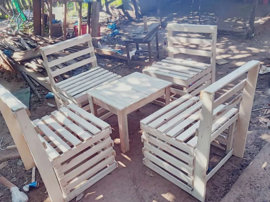 Juego de living de madera hecho en el taller
